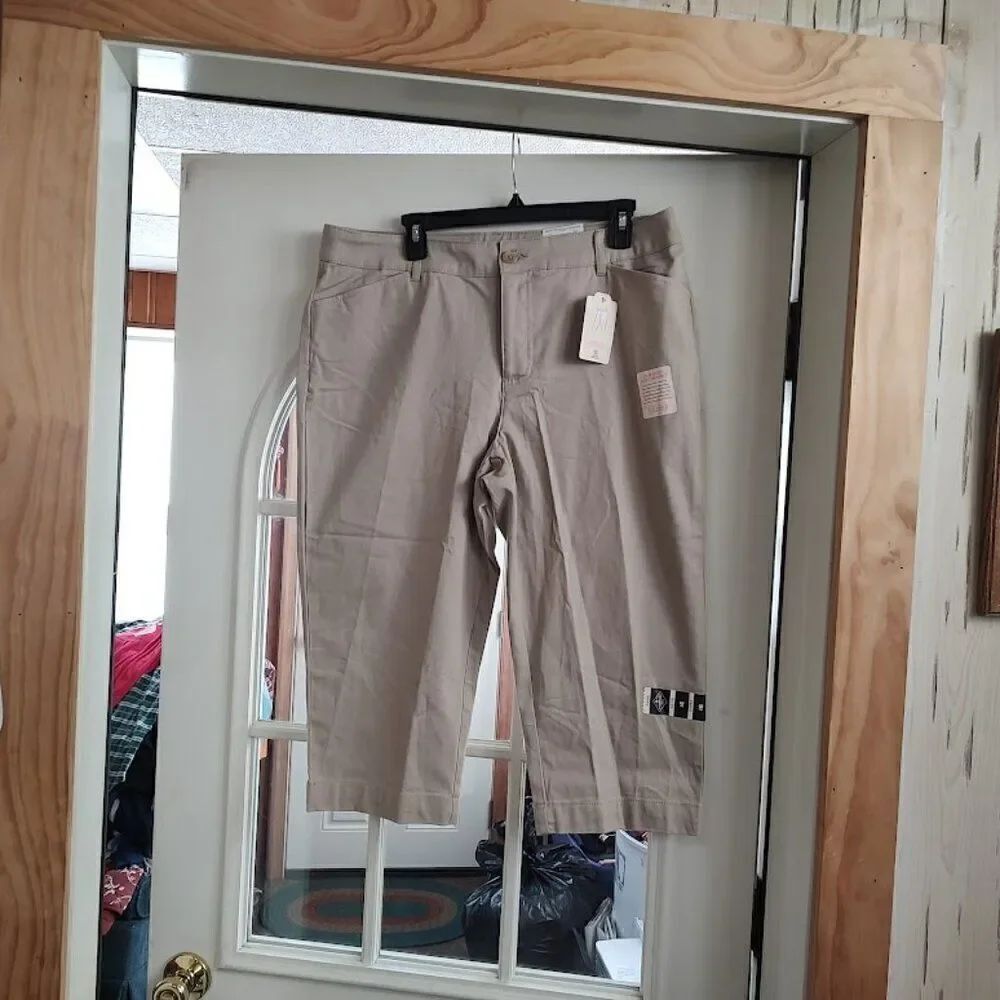 New St John's Bay Secretly Slender Biscotti  Mid Rise Capri Pants Women's 16